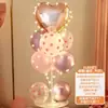 Decorações de Dia dos Namorados para shoppings e lojas: balões flutuantes, arranjos de atmosfera festiva, adereços para fotos e pilares decorativos