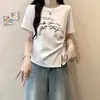 Camiseta de mujer talla grande con estampado de letras, manga corta, nuevo estilo de verano, con hombros normales, entallada en la cintura y diseño de pliegues irregulares, única y de nicho