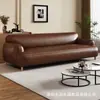 Sofá italiano minimalista de cuero negro con respaldo de esquina redondeada grande integrado y patas de madera maciza, sofá de sala de estar de línea recta vintage