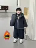 Conjunto de Invierno para Niños de Tres Piezas con Suéter Forrado de Felpa Estilo Coreano Conjunto de Ropa Gruesa de Algodón para Niños Ropa Guapa para Bebés y Niños Pequeños