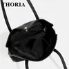 Outono de 2026 Estilo Minimalista Fecho de Trava Flip-Top Grande Capacidade Bolsa Almofada Simples para Viagem Deslocamento Bolsa de Ombro Bolsa de Mão