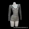 Noite profunda, algemas de carcereiro, seios pequenos e sensuais, roupa para encontro, fantasia romântica e brincalhona, lingerie sedutora qqny