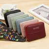 Bolsa para monedas vintage de cuero para mujer con estilo retro clásico y temperamento elegante. El cuero sintético seleccionado presenta una textura fina, resistencia al desgaste y durabilidad.. La estructura interna razonable facilita el almacenamiento clasificado y evita la molestia de encontrar artículos.. Tamaño compacto que no ocupa espacio y se puede llevar en la mano, cruzado o meter en una bolsa grande. Los colores retro son avanzados y duraderos, combinan bien con abrigos, camisas y vestidos.. Los detalles exquisitos muestran buen gusto, adecuados para mujeres elegantes en el trayecto diario.