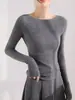 Elegante camisa base de malha cinza texturizada com gola redonda para mulheres, slim-fit e estilosa, adequada para primavera e outono, pode ser usada em camadas como uma blusa interna