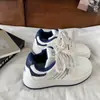 Tênis brancos retrô versáteis para mulheres, nova coleção outono 2026, mocassins de sola grossa, sapatos esportivos casuais