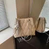 Bolsa de Cubo de Mano de Nicho Estilo Francés al por Mayor para Mujer, Nuevo Modelo Verano 2026, Bolso de Hombro con Cadena Acolchado, Bolso Cruzado para Viajes