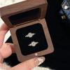 Anillo de Diamante Cuadrado Copo de Nieve de Estilo Princesa de Alta Gama de Lujo Ligero Incrustado con Exquisito Nicho Simple de Industria Pesada Versátil Anillo de Dedo de Comida de Celebridad