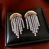 Brincos de Agulha Prata com Pingentes de Lua Cravejados de Diamantes, Brincos Franceses de Luxo Leve de Alta Qualidade, Brincos Versáteis da Moda para Mulheres, Estilo de Nicho