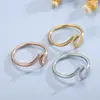 Anillo minimalista con forma de ola en V de acero de titanio, anillo de diseño exclusivo para hombres y mujeres, versátil para el uso diario
