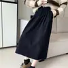 Foto real de saia midi de veludo cotelê, novo modelo outono e inverno 2026, saia evasê de cintura alta para mulheres baixinhas