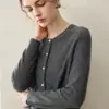 Nova coleção outono/inverno: Cardigã 100% caxemira pura para mulheres, com design de ombro raglã, gola redonda, fecho de botões na frente e malha solta, macia e confortável.