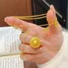Collar con Colgante de Disco Hueco Dorado con Símbolo de Fortuna de Nuevo Estilo, Directo del Fabricante para Ventas en Vivo de Comercio Electrónico, Disponible al por Mayor