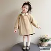 Trench coat de renda estilo coreano para meninas, jaqueta de moda nova para primavera e outono de 2026 para meninas pequenas, agasalho infantil estiloso