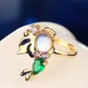 Anillo de Luz de Zirconia Incrustada en Oro Real Chapado en Cobre Transfronterizo Europeo y Americano Lujo Ligero Sensación de Alta Gama Anillo para el Dedo Joyería de Mano Versátil Fabricante Venta al por Mayor en Stock