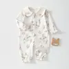 Enterizo suave de algodón puro para bebé de primavera y otoño, confección sin costuras Clase A, mono exterior con cuello de muñeca para recién nacido