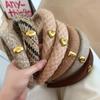 Diadema de lana marrón Maillard tejida con letra de amor alta diadema superior de calavera otoño e invierno retro accesorios para el cabello de alta gama para mujeres