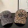Matin kim Gorra Plana Estampado de Leopardo Estilo Retro Americano Gorra de Béisbol Camuflada con Protección Solar Sombrero de Ala Ancha con Letra Bordada