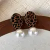 Aretes Melard ovalados con estampado de leopardo y perla, aretes largos geométricos aterciopelados, aretes estilo retro otoño/invierno para mujer