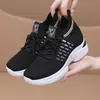 Zapatos Deportivos Transpirables con Elevación Interna para Mujer 2025 Verano Nuevos Zapatos Blancos de Suela Gruesa Tejido Volador Malla Calada Zapatos Casuales para Mujer