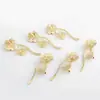 Accesorios diy material hecho a mano fábrica al por mayor latón bañado en oro Rama de Flor broche para mujer accesorios de corsage