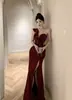 Vestido de Noite Sexy com Babados de Luxo 2026 Elegante e Estiloso de Um Ombro para Apresentadora de Banquete Modelo de Carro Fenda Longa