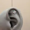 Arete de titanio con flor cruzada azul y rosa transfronterizo para el lóbulo de la oreja para hombres, impresionantes aretes versátiles con colgante de estrella para mujeres