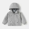 Chaqueta softshell para niños, colección otoño 2026, prenda exterior ligera con capucha, chaqueta casual con cremallera y estampado de letras para niños