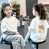 Camiseta de manga larga para niña 2026 primavera y otoño, top elegante para niñas pequeñas, aspecto de dos piezas, camiseta base de algodón puro para niños