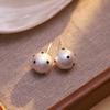 Pendientes de perlas de algodón con diseño de nicho francés con aguja plateada y puntos negros, creativos y de alta calidad.
