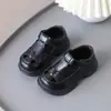 Sandálias de Couro Infantis Modelo Novo 2026, Sapatos Casuais Vazados da Moda para Meninos, Sapatos Macios Antiderrapantes para Crianças Pequenas