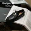 Sapatos de Couro Pretos de Salto Baixo Estilo Coreano para Mulheres, Estilo Britânico 2025 Novos Mocassins Casuais Retro de Bico Redondo para o Dia a Dia