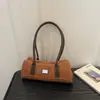 El bolso de nicho popular de este año es el bolso baguette para mujer, un nuevo modelo de otoño 2026 con bloques de color y colores contrastantes, adecuado para ir al trabajo y como bolso de hombro.