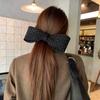 El Pasador con un Moño Grande Hace que la Cara Parezca Más Pequeña y Sofisticada, con un Diseño de Pinza de Resorte Visible desde el Frente, con Brillo Fino para Coletas