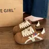 Zapatos de entrenamiento casuales alemanes para mujer, nueva colección otoño 2026, estilo popular, versátiles, de suela gruesa, con tacón oculto, rojos, mocasines, zapatillas