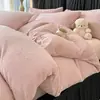 Juego de ropa de cama de cuatro piezas de terciopelo de leche con estampado de corazones rosas para otoño e invierno, que incluye una funda de edredón gruesa y cálida y un juego de sábanas de tres piezas