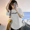 Camiseta Feminina Branca com Letra Pesada Manga Curta 2024 Nova Verão Comprimento Médio Solta Estilo Americano Retrô Top de Algodão