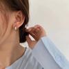 Pendientes de estilo francés con hebilla de oreja de frijol dorado, diseño de nicho simple, anillo liso, estilo frío de alta calidad, temperamento femenino, moda que combina con todo.