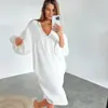 Camisón de manga larga de otoño europeo y americano, pijama de falda larga, traje lunar con cuello en V para mujer, bata de mañana holgada de crepé de doble capa para el hogar.