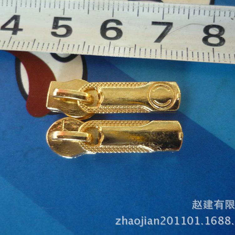 2703096284_1747809511