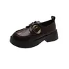 Sapatos casuais femininos de couro estilo britânico, novo modelo 2026, versáteis com saias, sapatos pretos baixos com solas macias e fechamento em velcro, mocassins