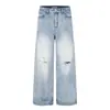 Jeans azul vintage lavado estilo americano rico, unissex, corte solto, estilo high-street, com detalhes rasgados e desgastados, apresentando uma textura irregular e corte reto de perna larga
