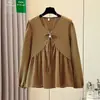 Camisa Feminina Plus Size 2026 Outono Novo Estilo Gola V Elegante Emagrecedora Manga Longa Top para Início do Outono