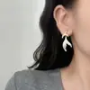 Elegante Temperamento Francés, Lujo Ligero y Gama Alta Pendientes de Cola de Pez de Color Contrastante para Mujer, Moda Versátil Diseño Joyería de Oreja Nicho