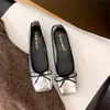 Versão em Couro do Mesmo Estilo Estilo Ballet Costura Quadrado Pequeno Bico Raso Slip-On Sapatilhas Sapatilhas com Laço Femininas Couro Genuíno