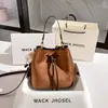 Dropshipping Bolsa Saco Vintage Aveludada Embossada Estilo Novo Primavera 2026 Bolsa de Mão de Alta Qualidade para o Dia a Dia Atacado