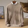 Novo suéter casual de lã pura para homens, com trança em ponto de arroz, gola redonda, design espessado, estilo que rejuvenesce, pulôver versátil e adequado como camada base.
