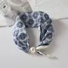 Lenço Quadrado Pequeno Francês de Luxo Leve Primavera e Verão Colar de Pérolas Fivela Magnética Lenço de Seda Preguiçoso Lenço de Pescoço Feminino Corrente para Clavícula Lenço