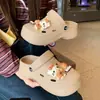 2026 Nuevos Zuecos de EVA con Suela Gruesa para Mujer con Linda Decoración de Gato de Dibujos Animados, Zapatos de Jardín de Uso Bidireccional, Venta al por Mayor de Fábrica