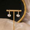 Aretes de perlas estilo retro francés estilo Hong Kong aretes geométricos redondos simples plisados aretes de lujo ligero de alta gama estilo Chanel