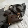 Otoño e Invierno 2025 Diseño de Nicho Color Contrastante Nuevo Bolso de Moda para Mujer Estilo Retro Bolso de Axila Bolso Personalizado de Hombro en Forma de Media Luna